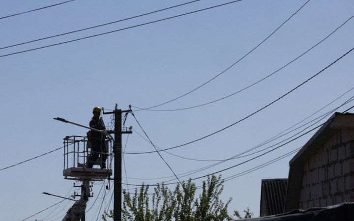 Через російські обстріли без світла залишилися абоненти у чотирьох областях