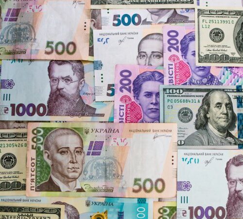 Курс гривні до євро та долара синхронно сягнув історичного максимума