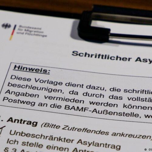 Число прохань про притулок у ФРН скоротилося вполовину