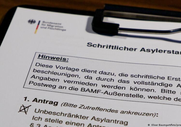 Число прохань про притулок у ФРН скоротилося вполовину