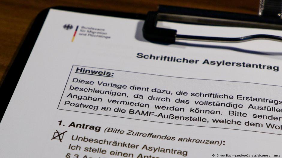 Число прохань про притулок у ФРН скоротилося вполовину