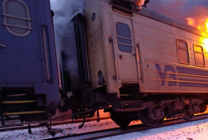 російські дрони ударили по пасажирському потягу із сотнями пасажирів на Харківщині (оновлено)