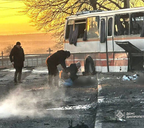 Ворожий дрон влучив поряд з автобусом на Дніпропетровщині: є загиблі (оновлено)