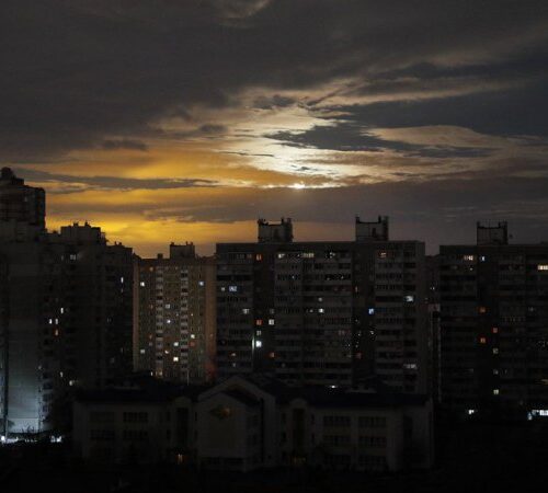 Укренерго: завтра у більшості регіонів України діятимуть графіки погодинних відключень світла