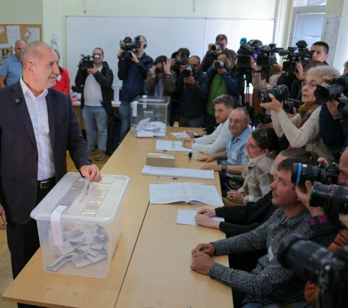 Вибори у Болгарії: лідирує партія проросійського експрезидента Радєва (оновлено)