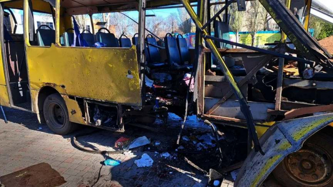 росіяни атакували автобус із людьми у Нікополі, а по житловій забудові Херсона безперервно били впродовж пів години (оновлено)