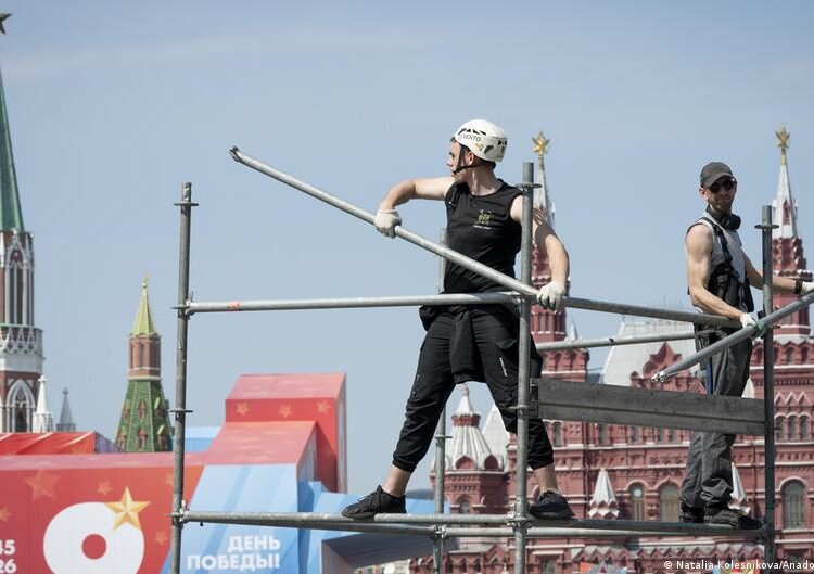 Указ Зеленського: Дозволяю 9 травня провести парад у Москві