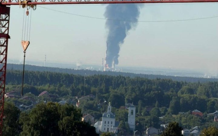 Після атаки українських дронів зупинився один із найбільших НПЗ Росії, – Reuters