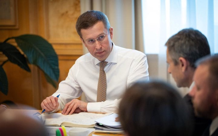 Кабмін виділив 419 млн грн на зарплати працівникам обласних і районних військових адміністрацій