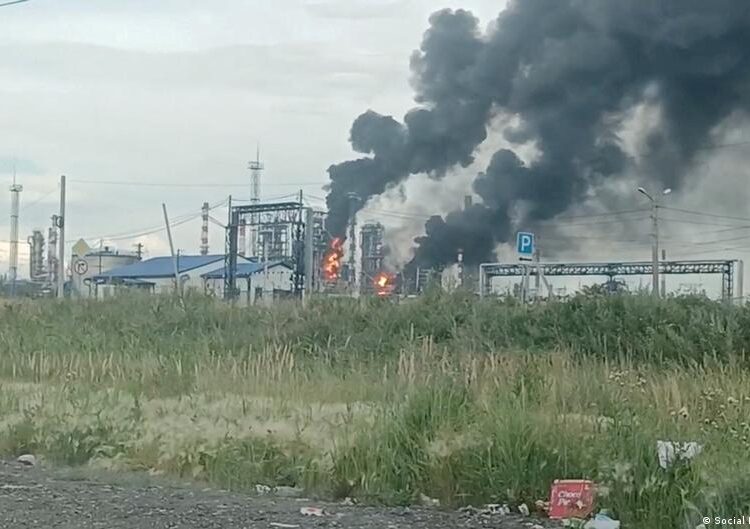 Атака дронів зупинила найбільший НПЗ Росії - ЗМІ