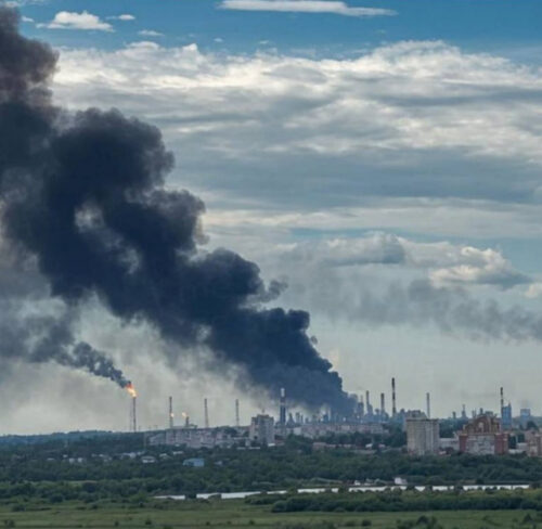 Удар українських дронів зупинив найбільший НПЗ росії в Омську