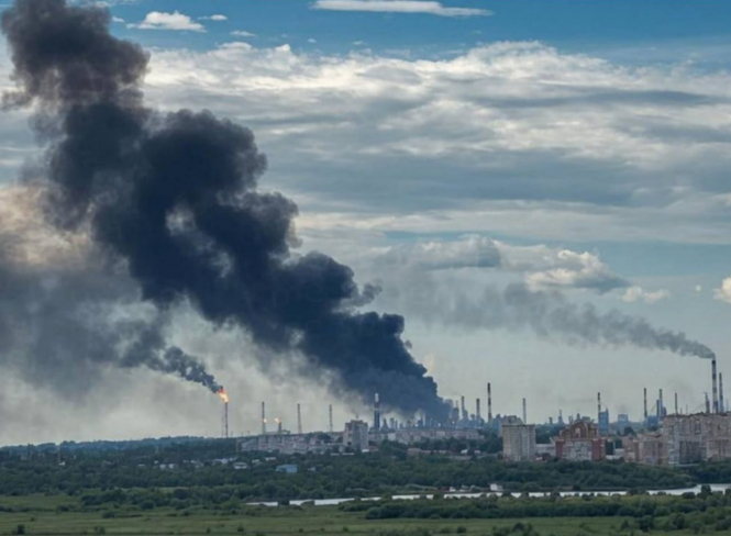 Удар українських дронів зупинив найбільший НПЗ росії в Омську