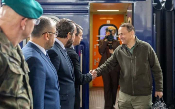 ​Глава МЗС Польщі Сікорський прибув до Києва