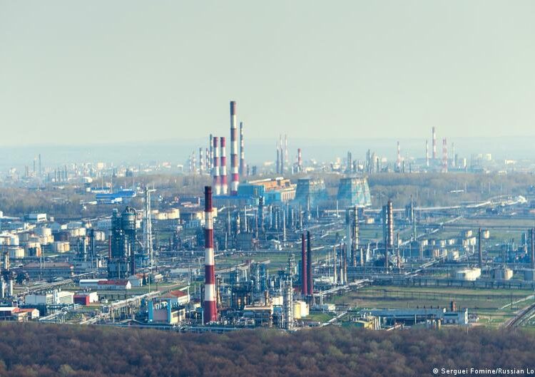 ЗМІ: Половина найбільших дизельних НПЗ у РФ скоротили роботу