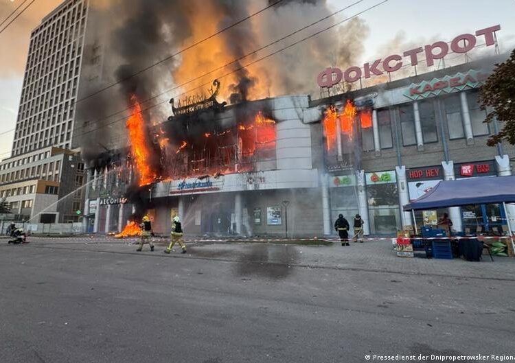 РФ вдарила по торговельному центру у Дніпрі, є поранені