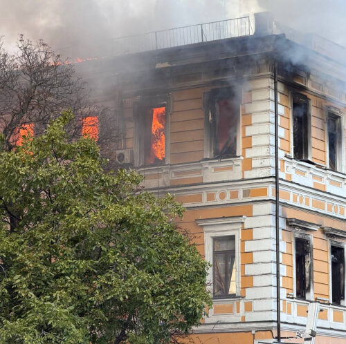 У центрі Києва російський дрон влучив у будівлю НАН України, є жертва (оновлено)