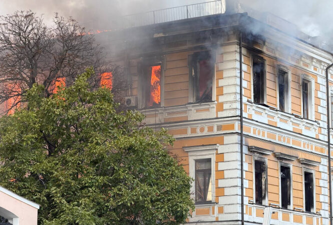 У центрі Києва російський дрон влучив у будівлю НАН України, є жертва (оновлено)