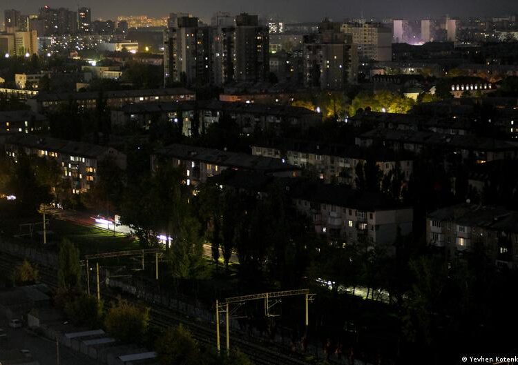 РФ атакує балістикою енергетику Києва: аварійні відключення