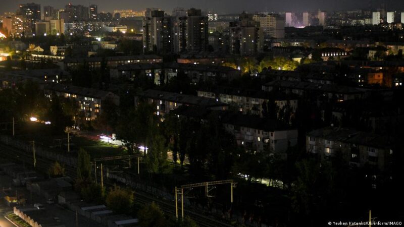 РФ атакує балістикою енергетику Києва: аварійні відключення