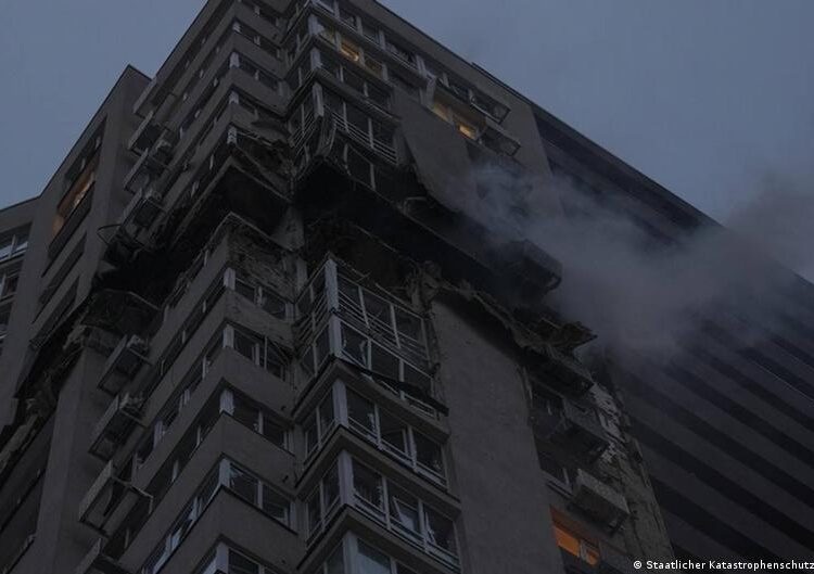 У Києві російський дрон поцілив у багатоповерхівку, двоє загиблих